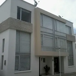 Near Airport And 酒店